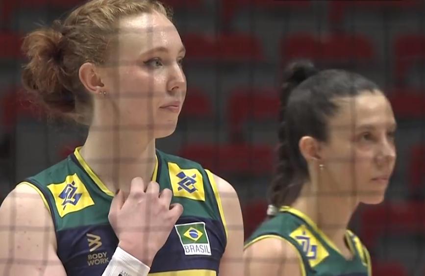 李盈莹3-2波兰失误,中国女排逆转李盈莹