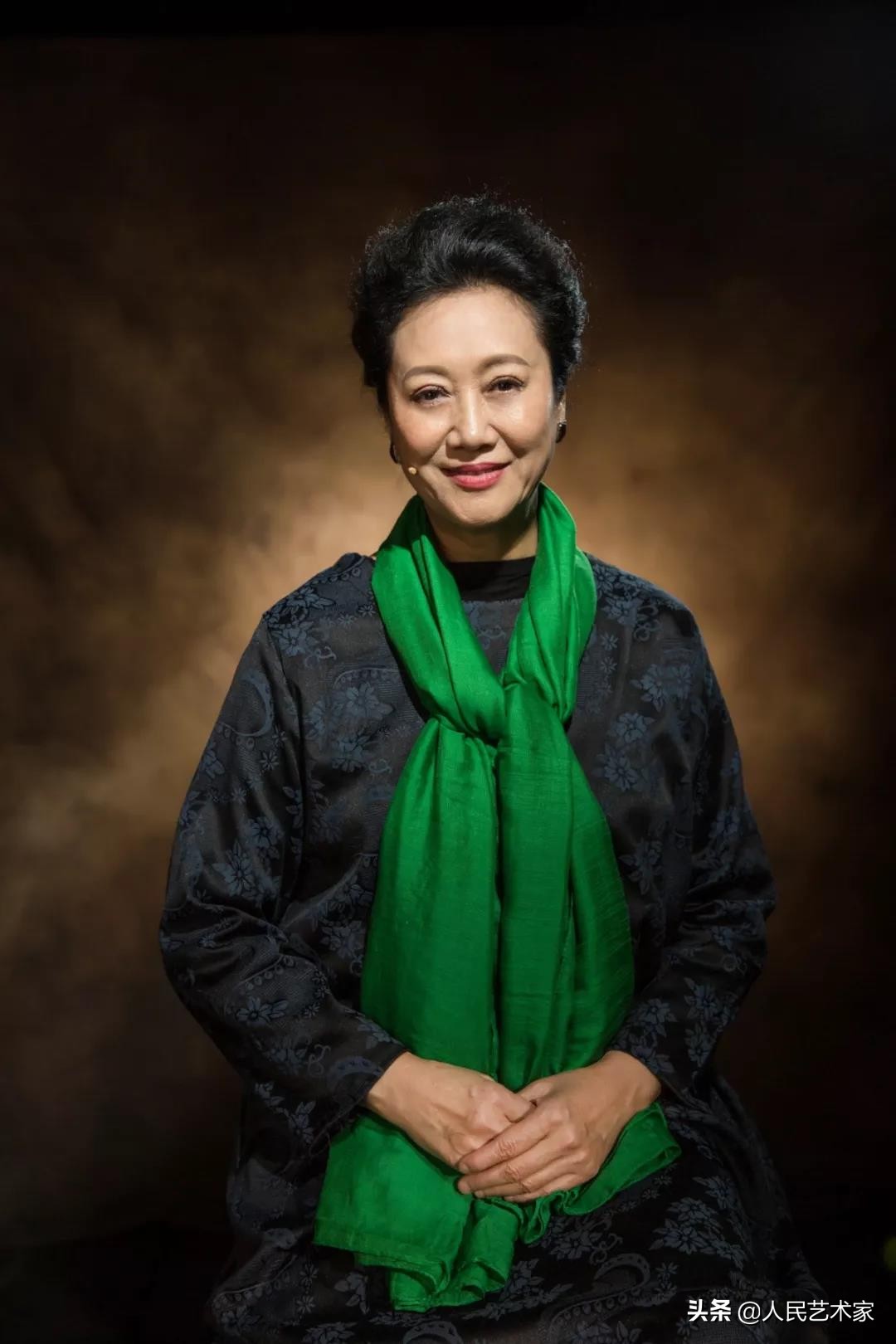 老戏骨王丽云，演员车晓的母亲，塑造过多个母亲和婆婆形象，把演好话剧当作自己这辈子最大的事