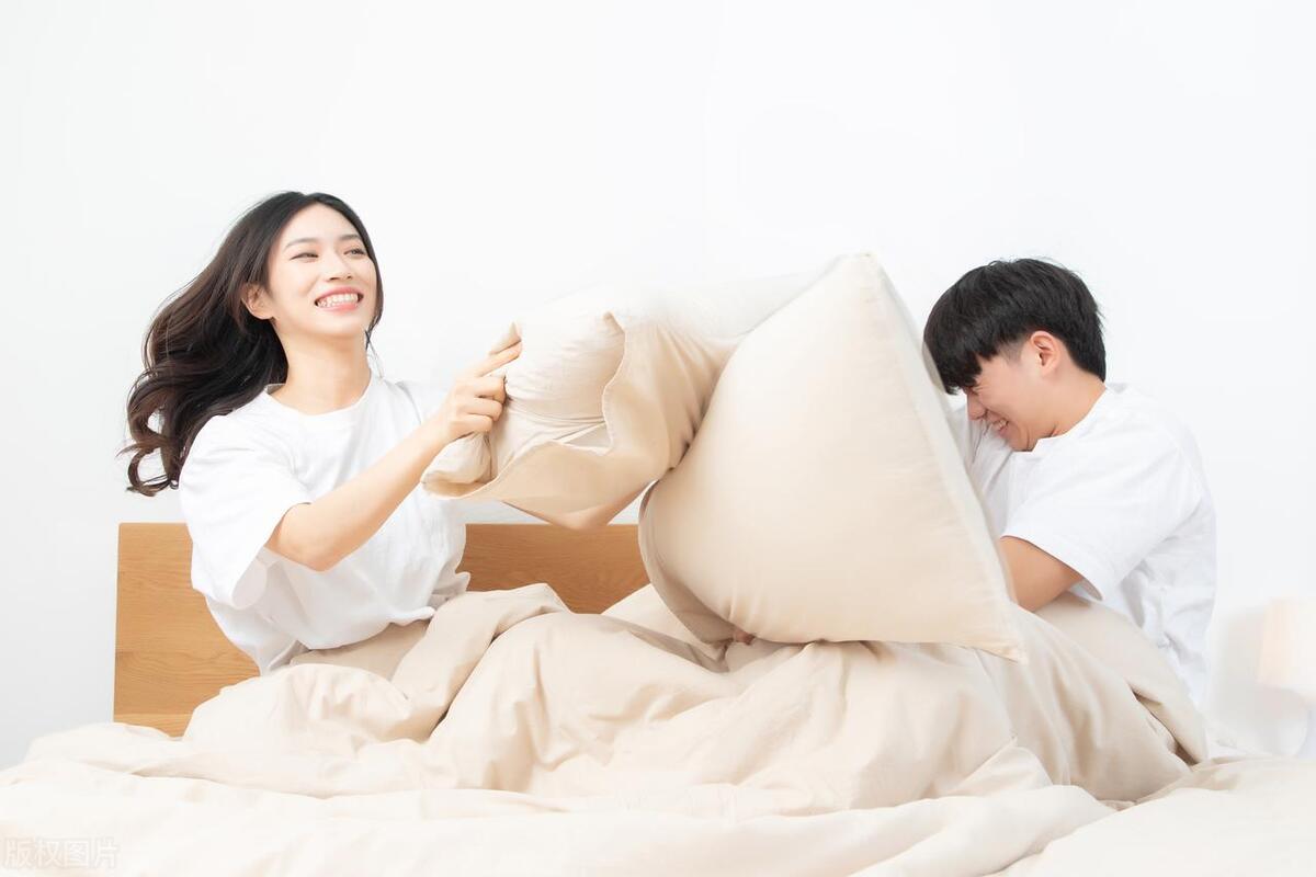 *疆新**旅游时，在机场与24岁女人拿错行李后，与她的一段情缘