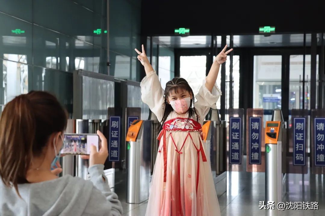 带两个宝宝坐火车孩子需要买票吗,妈妈坐火车带宝宝需要购票吗