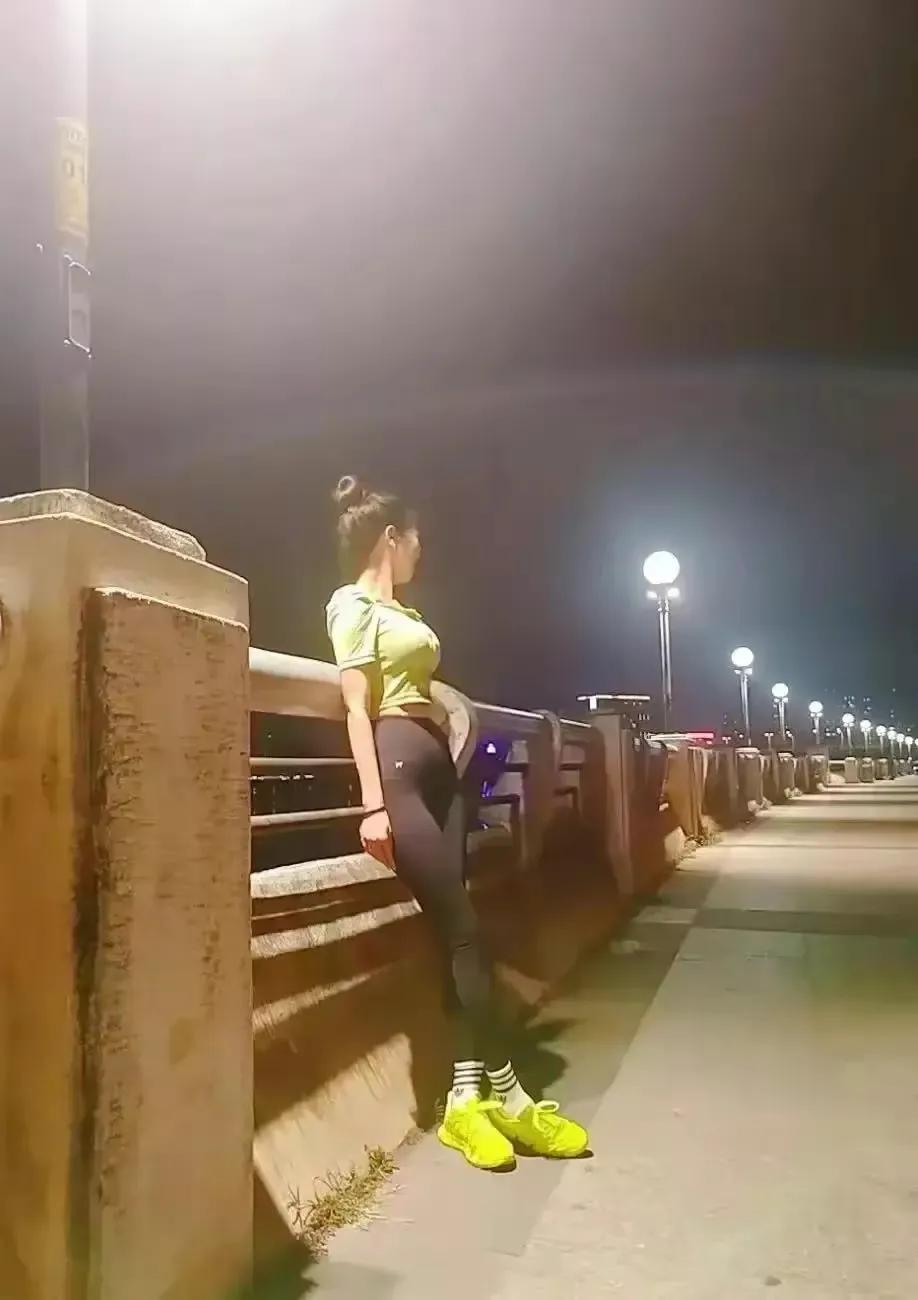 和美女同事夜跑，在松州桥上，我想和她拥抱