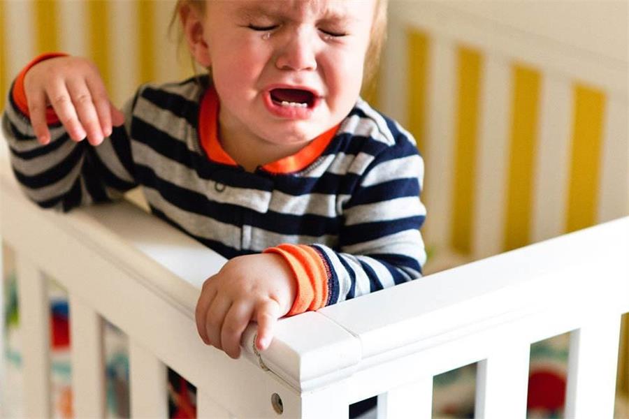 小孩摔倒了父母不要太夸张,孩子摔倒后父母应该怎么处理