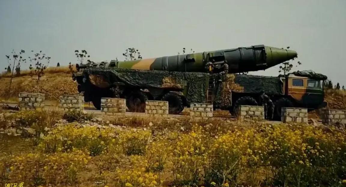 火箭军部队的路权有多高?为何导弹车经过的路段,都要战备戒严?