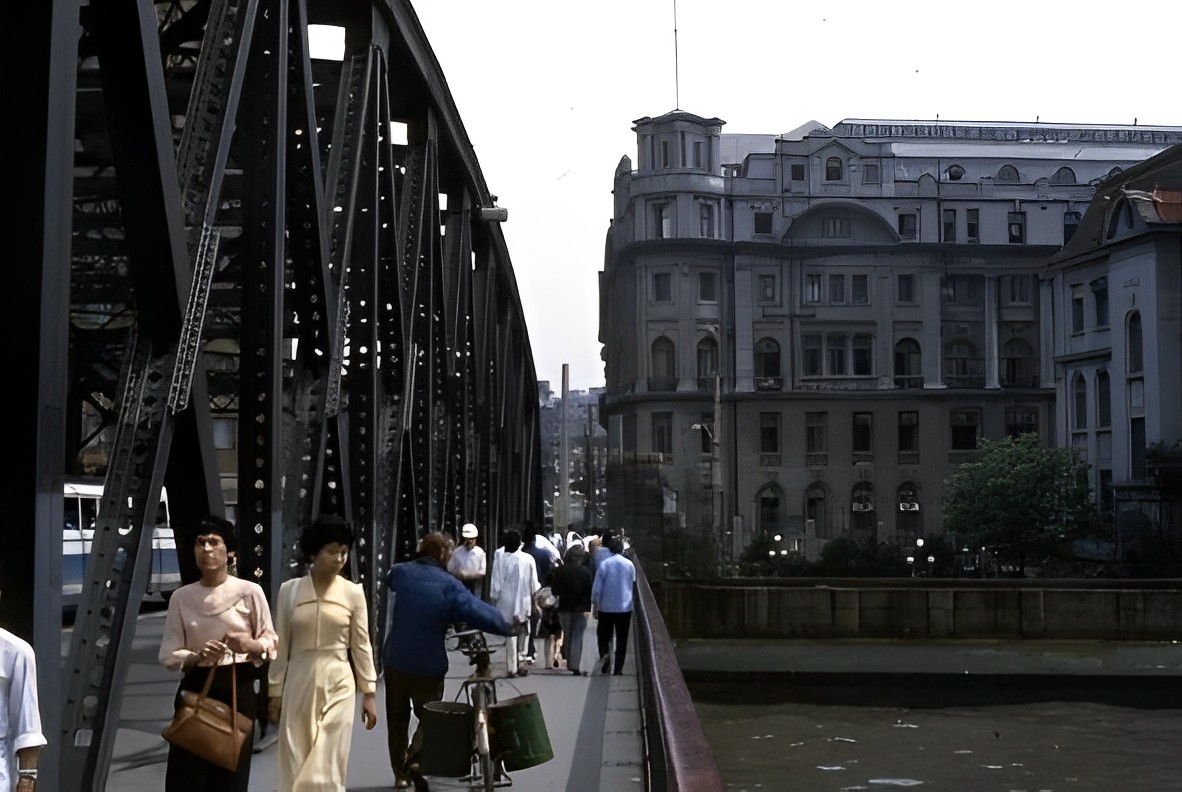 八十年代的上海老照片,踩在东海沿岸闪耀着无与伦比的繁荣骄傲
