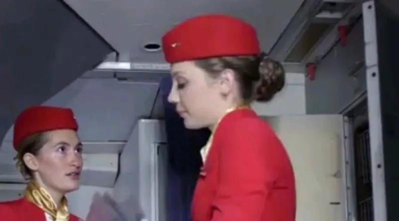 一位美国空姐爆料：国际航班真是太脏了，小桌板下有乳白液体！