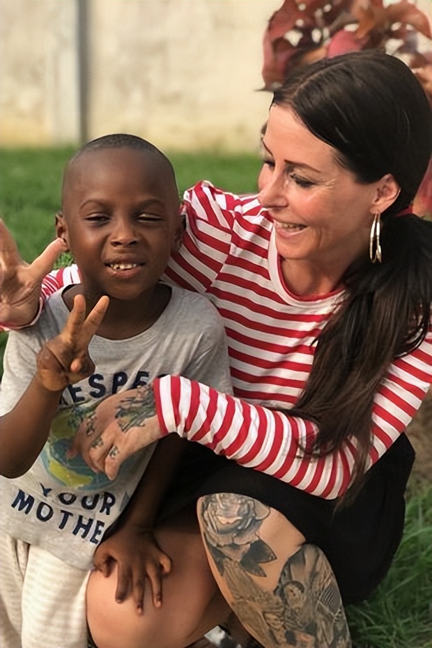 2016年，那个被白人美女喂水喝的2岁非洲小男孩，后来怎么样了？