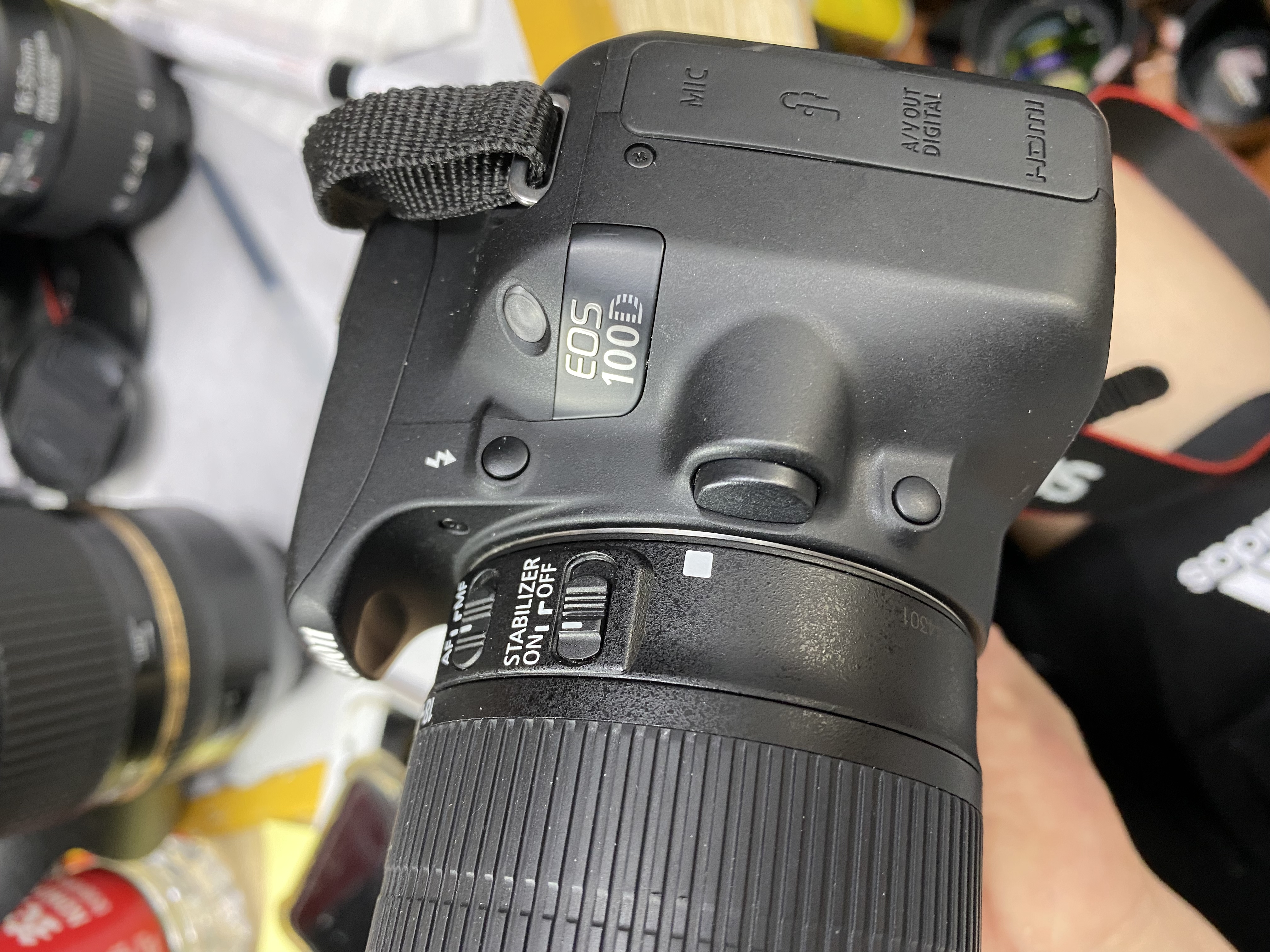 新手推不推荐入手佳能100d,佳能100d总是卡一声屏幕黑掉