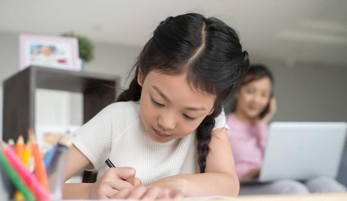 “骗人生女孩”系列，白衣女生意外走红，这是谁家的小仙子？