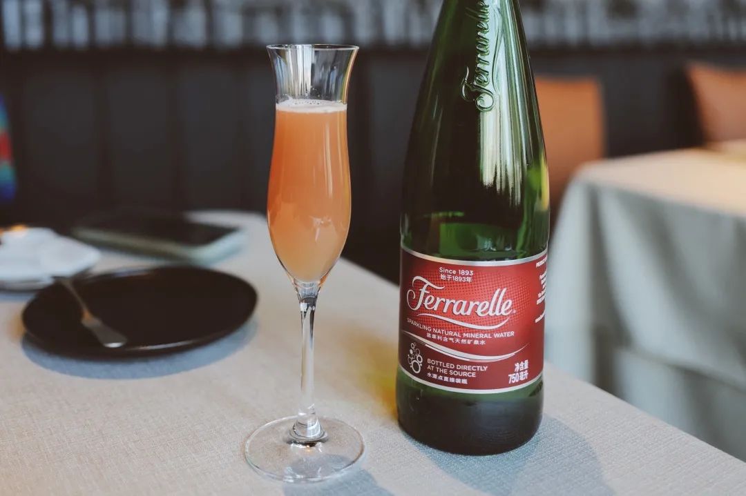 配备一星米其林黑珍珠餐厅,比米其林黑珍珠高端的餐厅