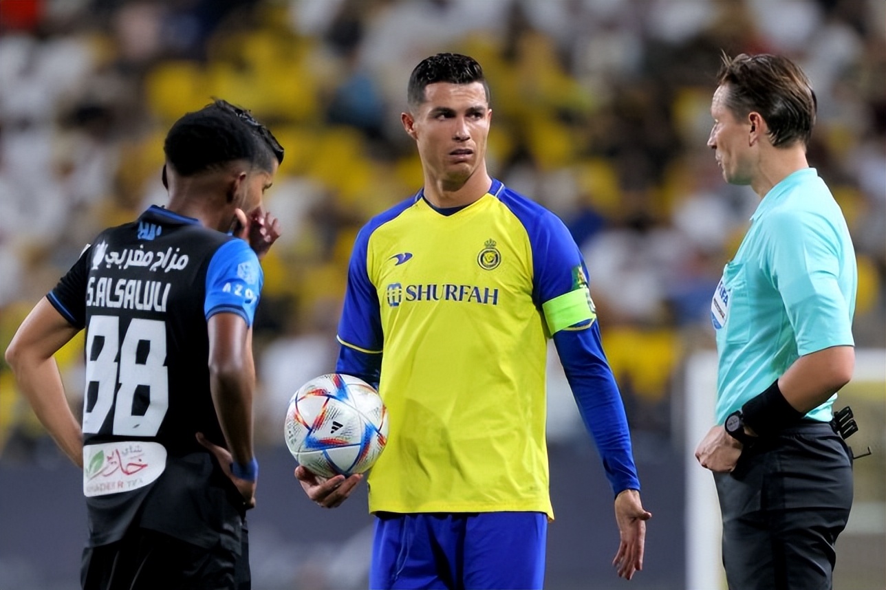 c罗头破血流对手被罚下场,c罗被裁判针对大叫