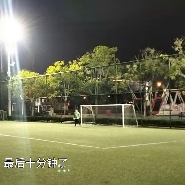 不怕中锋有身体就怕中锋有脚步,足球不怕后卫的前锋