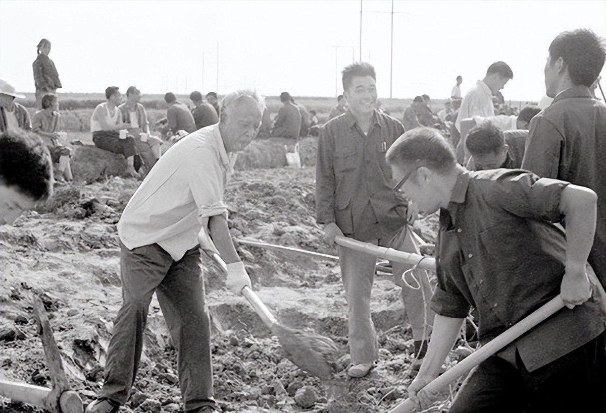 2002年万里到深圳莲花山，望见*小平邓**雕像，寒风中深深鞠了三个躬