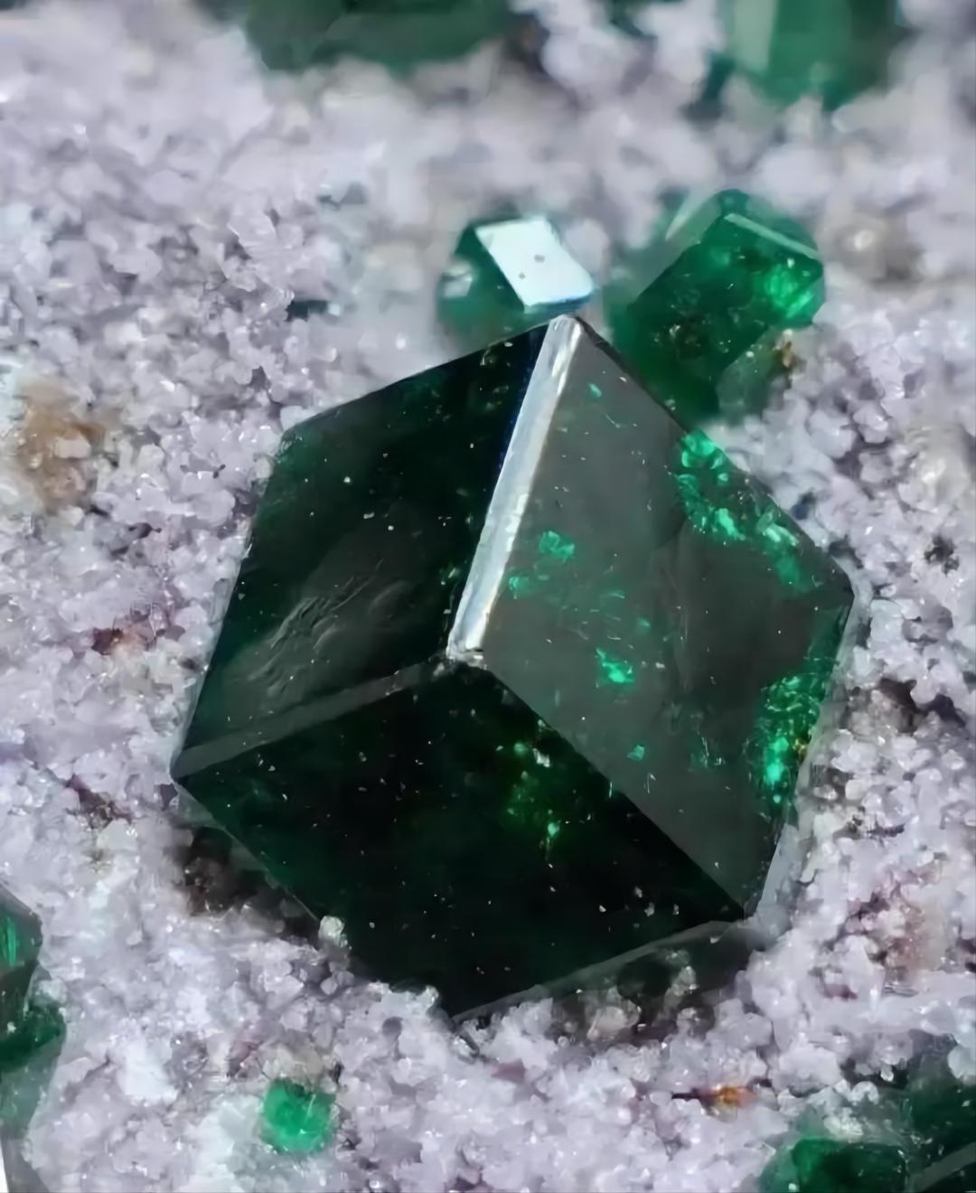 高端宝石级的石榴石,石榴石明星