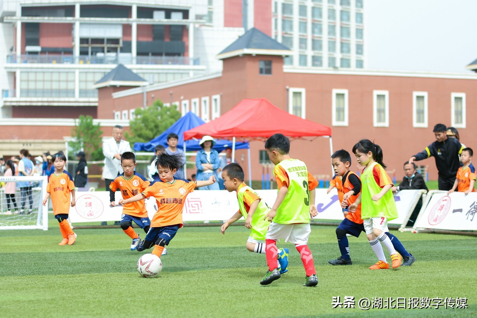 幼儿园孩子足球踢门比赛,幼儿园小朋友踢足球比赛视频