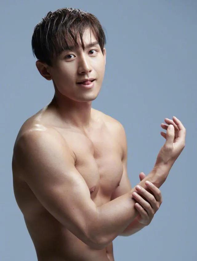 成毅展现自己的肌肉,有没有觉得成毅有肌肉也挺帅的