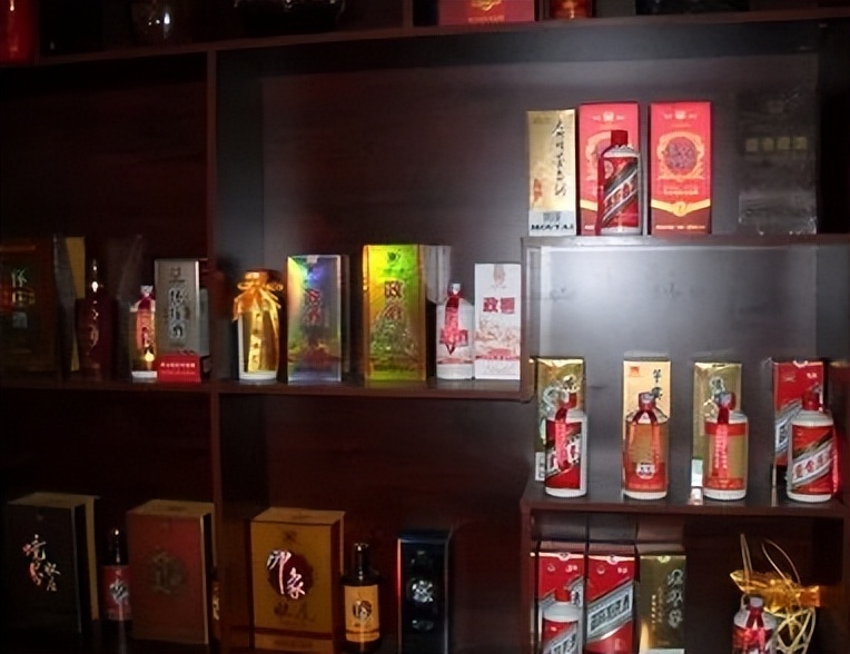 小伙月入过万，买双布鞋的钱还得靠偷，妻子直言：有前科才不给钱