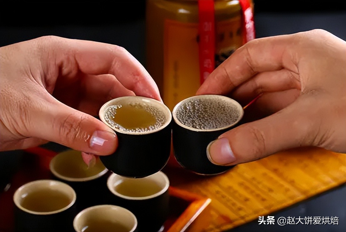 老人藏茅台一文不值,大爷珍藏六箱老茅台