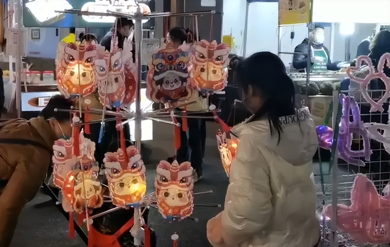 暑假摆地摊卖玩具不会赚钱怎么办,摆摊卖玩具一个月赚2万元