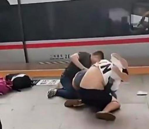 野球帝张照洋被殴打人是谁,野球帝张照洋高铁站遭到殴打完整