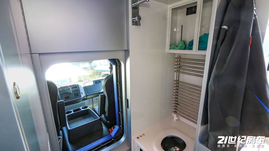 全球顶级过亿的末日堡垒越野房车,科技风末日堡垒