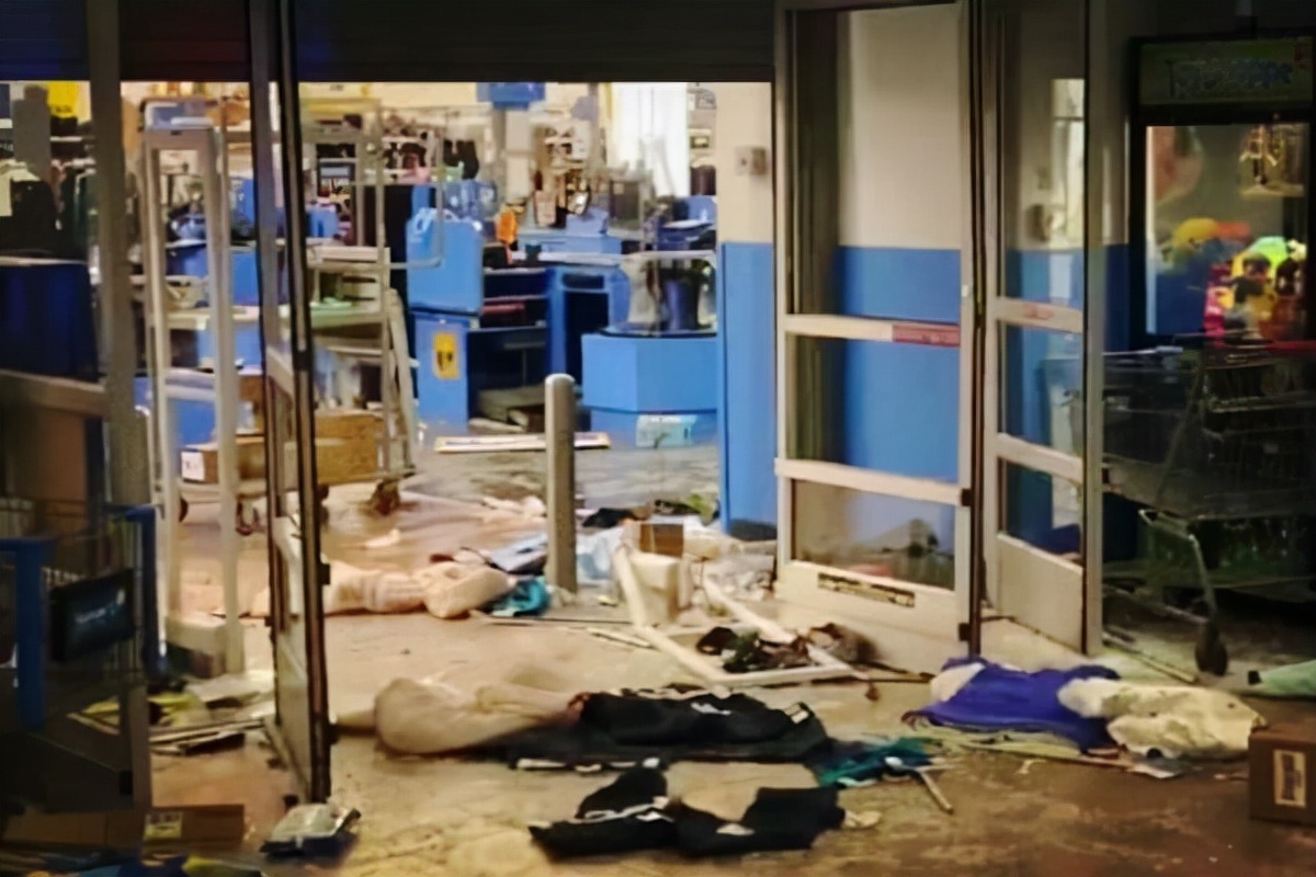 美国0元购又来了？14名黑人抢劫LV，为何美国控制不住？