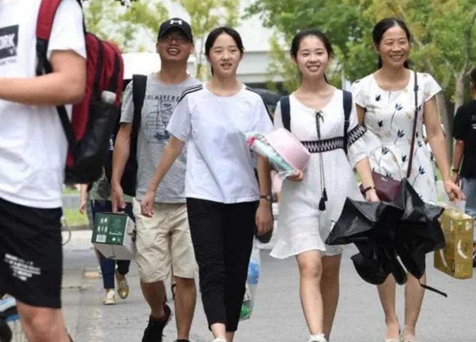 “哥哥结婚，我当新娘”，大学生国庆请假奇葩理由，导员无言以对