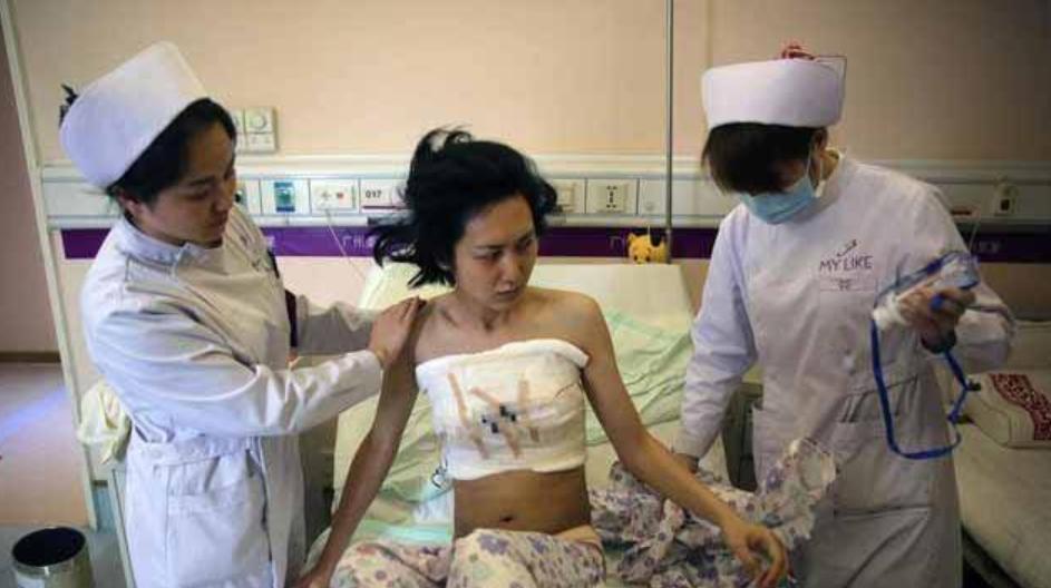 浙江小伙背着母亲上学，成全国道德模范，为何却变性参加选美大赛