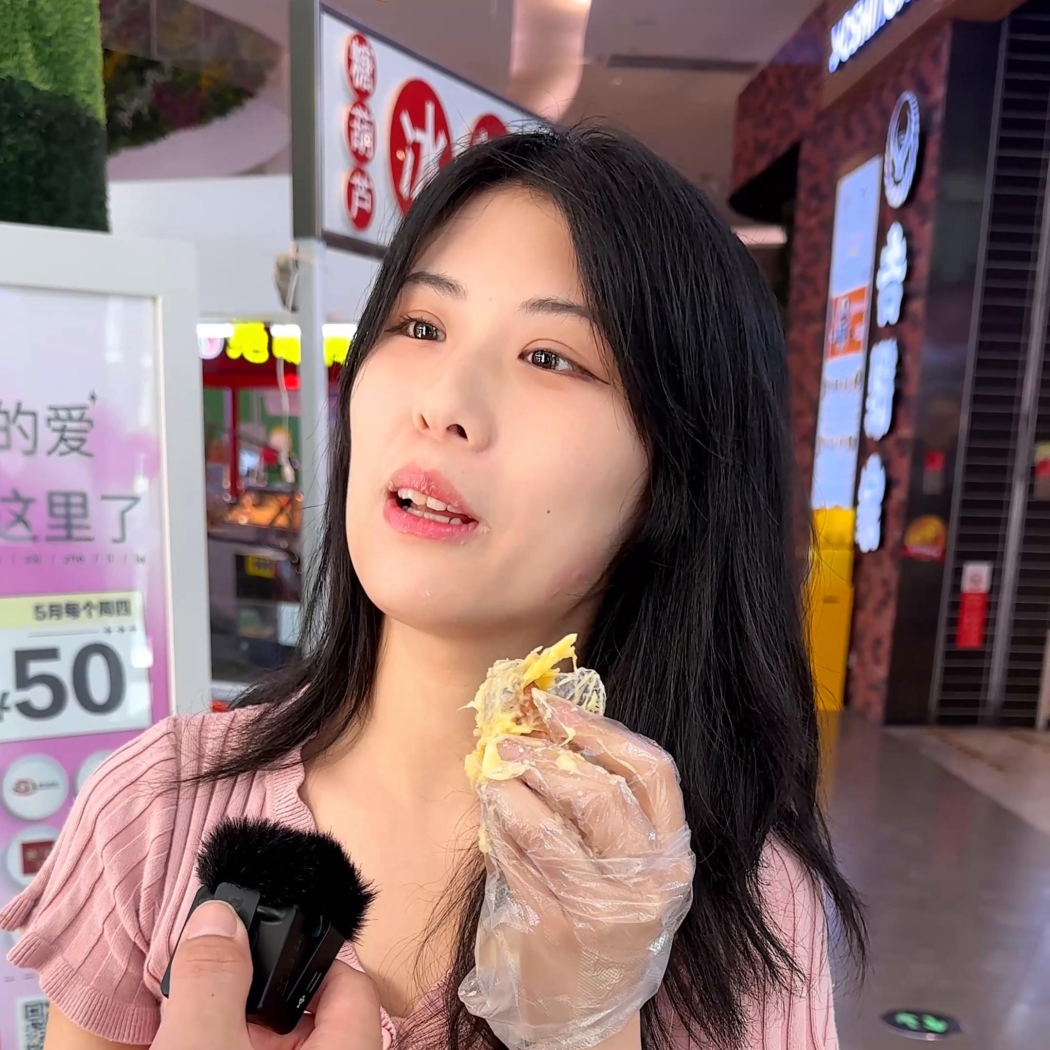 漂亮小姐姐吃榴莲雪糕,冻榴莲烤榴莲测评