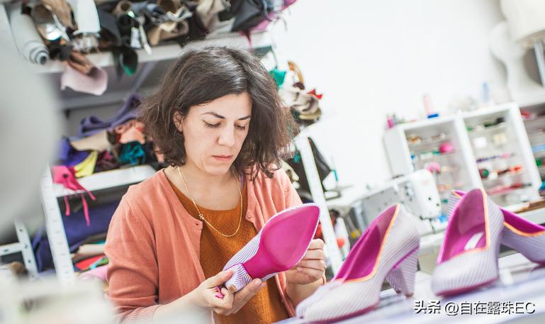 伊尔康二儿子订婚现场：新娘小腹鼓鼓如怀孕，婆婆盖过新娘