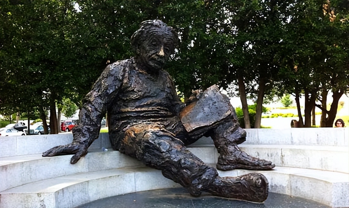 爱因斯坦信教的真实情况,真实的爱因斯坦vs假的爱因斯坦