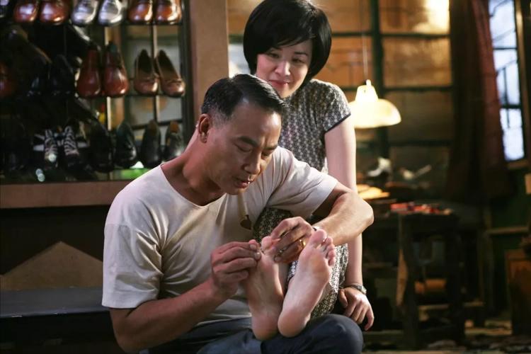 寻求集体认同的救助者，是生与死的过渡性标准，连通众人伦理情感