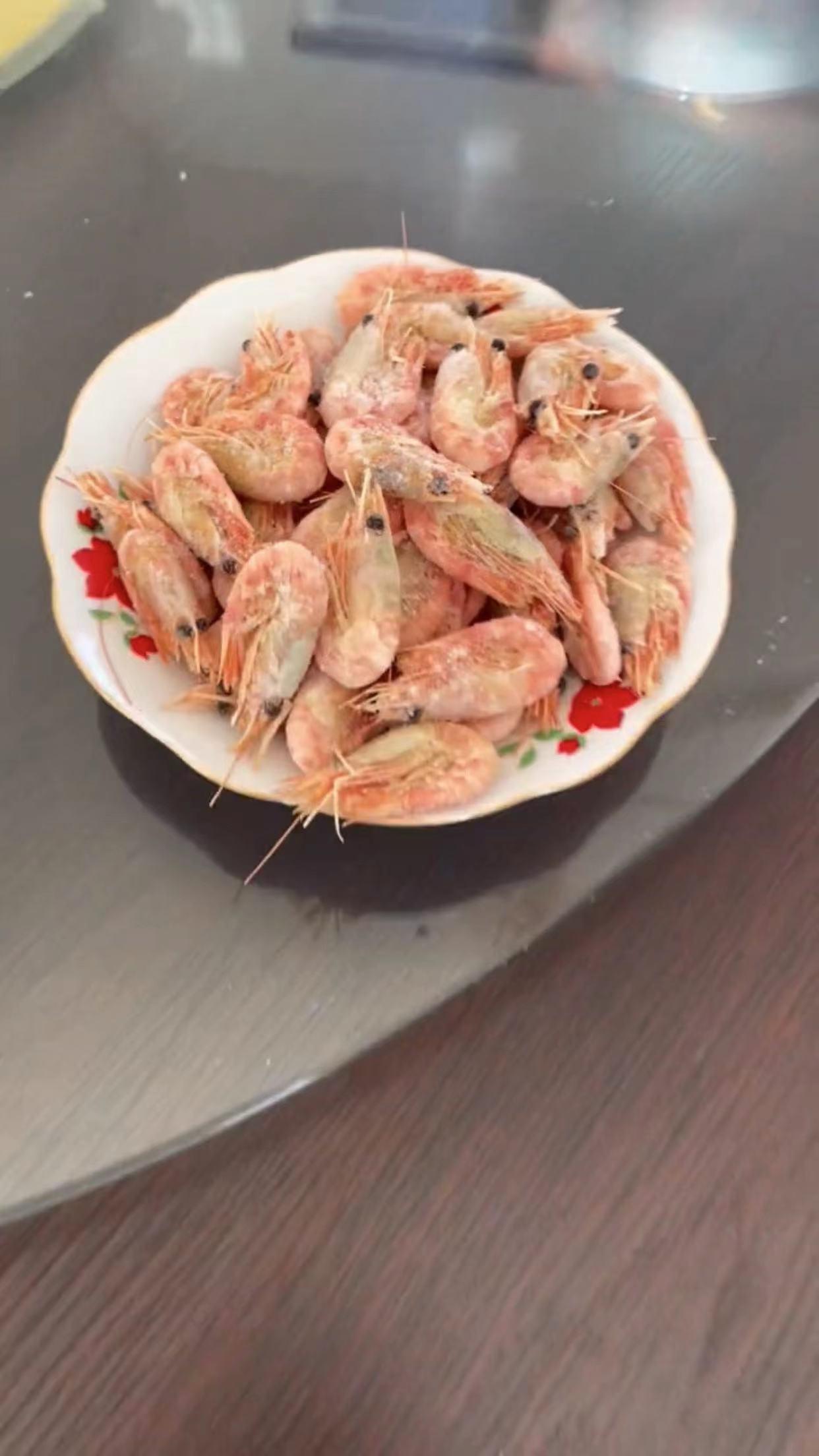 女子去做客，发现一盘带冰的大虾，不敢吃也不敢问，急坏网友