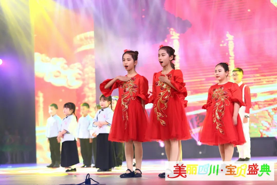 双胞胎姐妹在一个学校上学,双胞胎姐妹在同一所学校