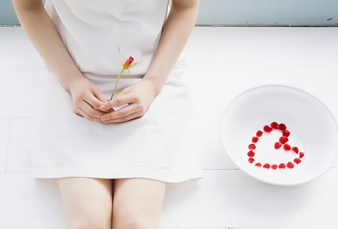 女人“下面”的毛毛变白，是因为*生活性**过少吗？