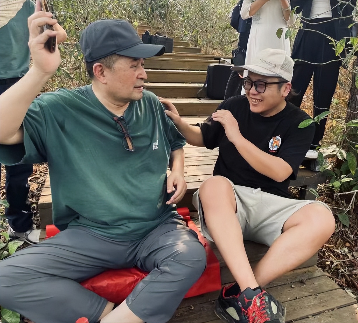 64岁毕福剑近况：满脸皱纹睁不开眼，和普通大爷没啥区别