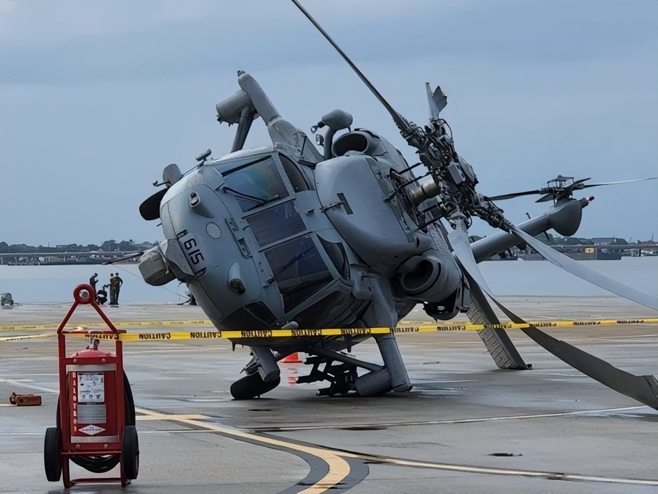 美国军用直升机坠毁最新消息,美国黑鹰直升机坠毁合集