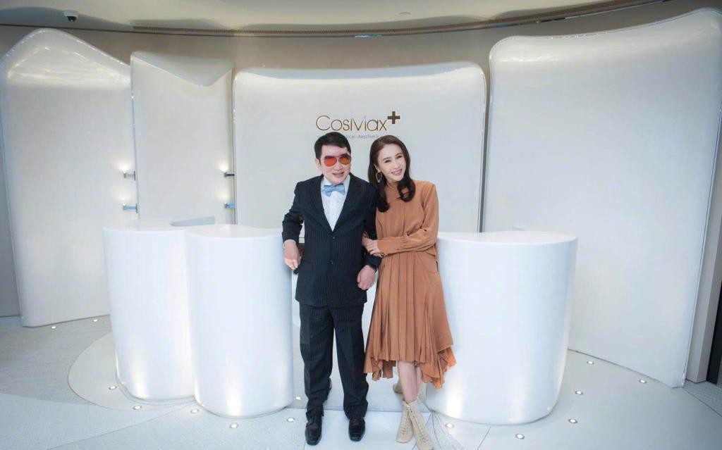 黎姿同框张柏芝，才知道啥叫高级，千鸟格大衣显出贵妇气场