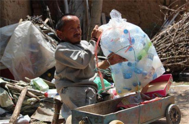 00后小伙靠捡废品养活一家4口,一男子捡垃圾养瘫痪妻子