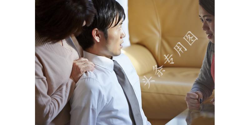 凤凰男母亲退出家族群：“红包你们发100，让我发8000，想得美”