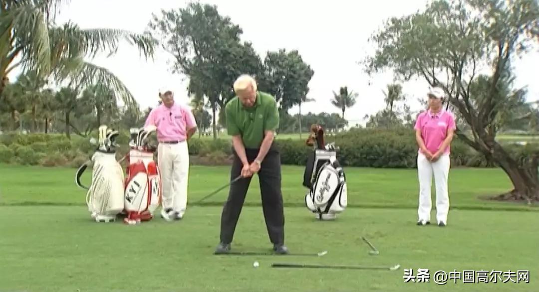 挥杆过程中下半身的正确打开方式,整个挥杆过程都要保持握杆的力度