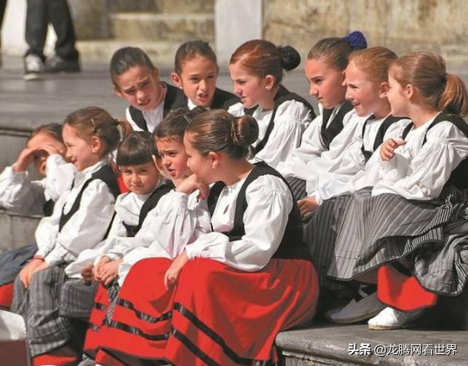 「龙腾网」为什么天生黑发的白种人如此少见？