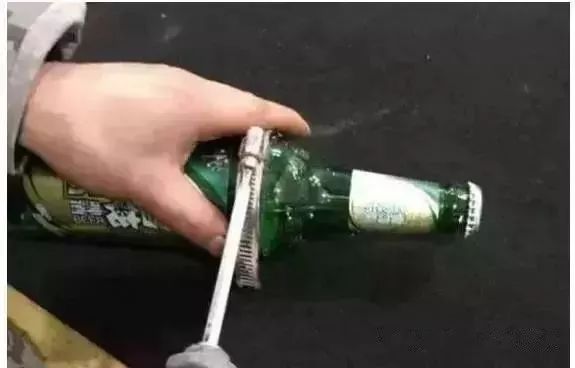 啤酒瓶做帝王绿翡翠,高人拿啤酒瓶做翡翠