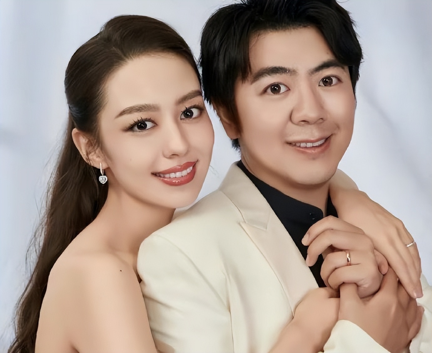 不只是肖战受委屈，刚2023，品牌商就开始靠明星作妖了？