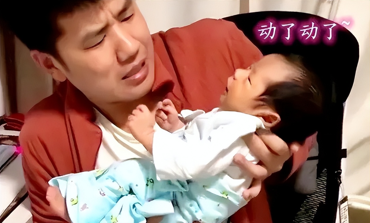 孩子出生后第一个人谁抱最好,孩子出生时谁先抱很重要