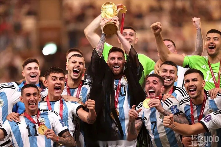 梅西和他的老婆赛后坐领奖台,梅西夺冠和妻子拥抱