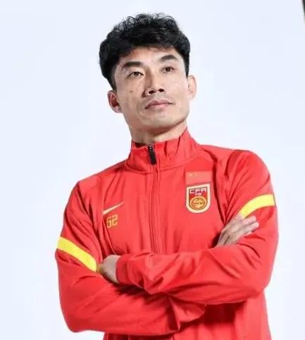 国足助教陈涛郑智邵佳一同框,邵佳一郑智陈涛国家队教练组