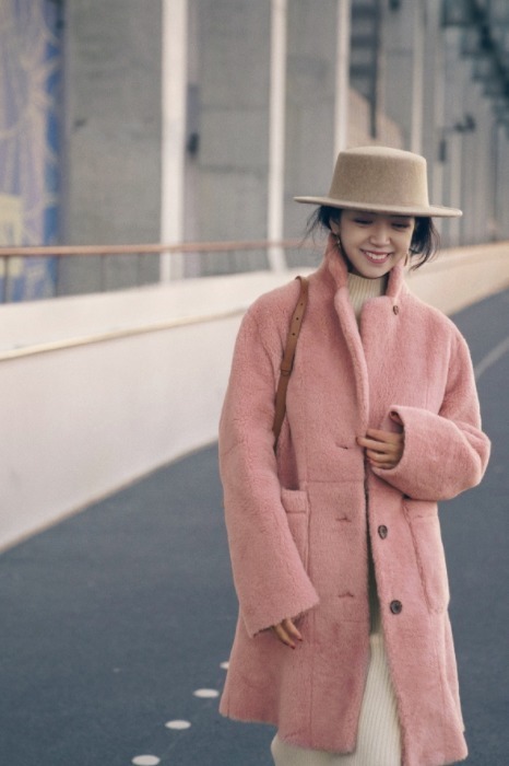 怎么穿出冬天的感觉,冬季白色羊羔绒外套的正确搭配