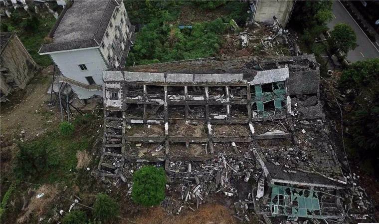 汶川地震中国男孩救以色列女孩,十年前汶川地震士兵救12岁女孩