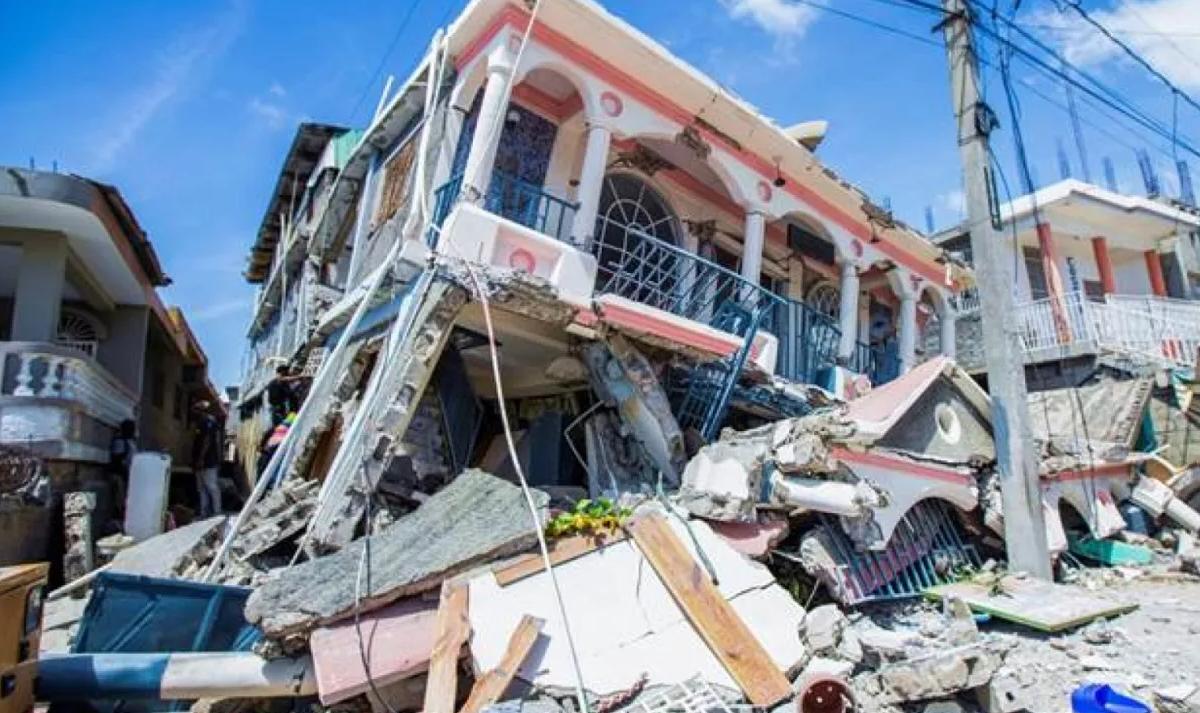 来自东北农村的机械师方力频，立志研发利国神器，拒绝卖给老美