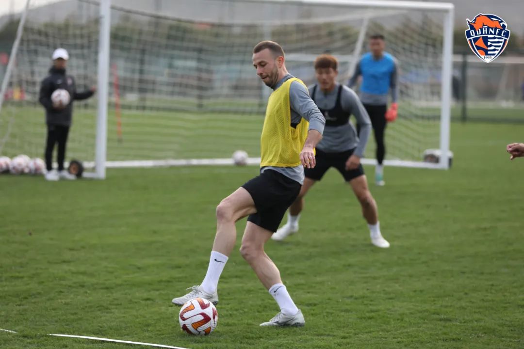 中超江苏对上港直播,津门虎兵抵苏州备战中超